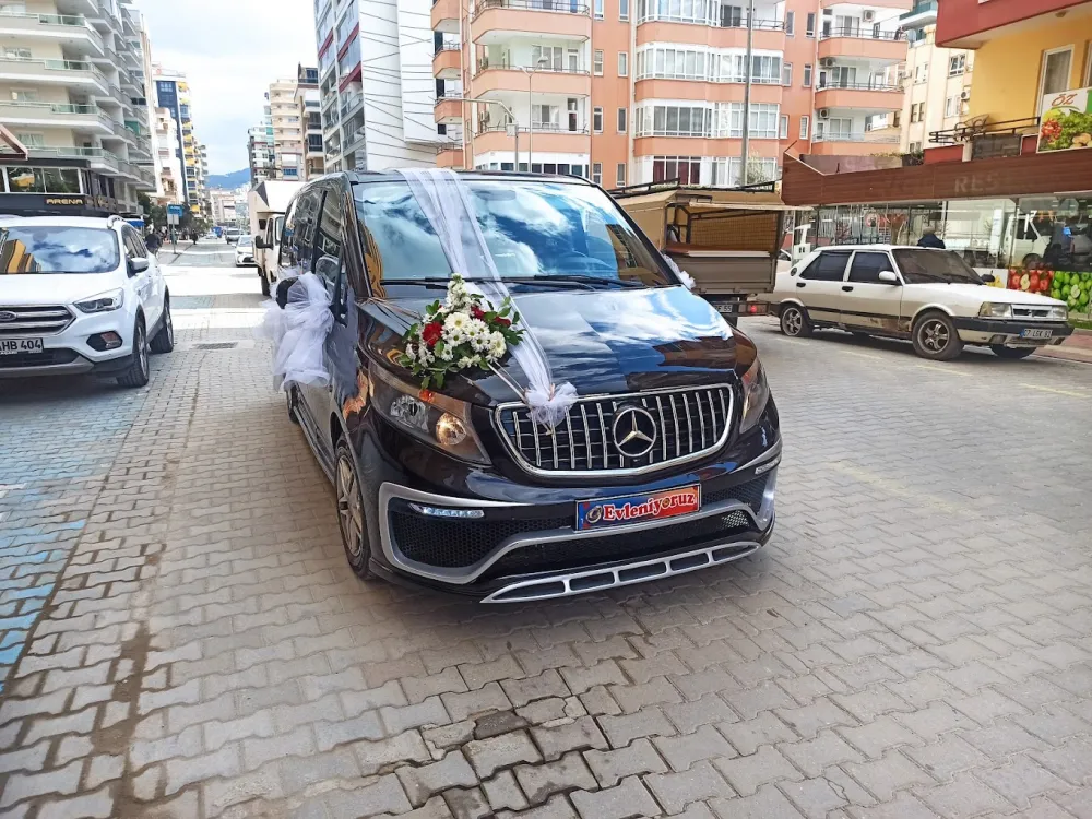  İzmir’de düğün için süslenmiş Mercedes VIP minibüs – özel gün ve organizasyonlar için şoförlü lüks araç kiralama hizmet