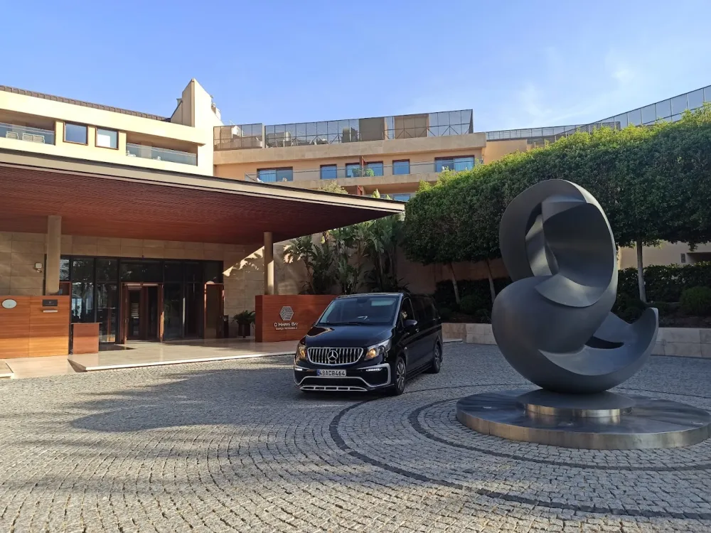  D Maris Bay Hotel önünde konumlanmış özel şoförlü Mercedes Vito – Dalaman Havalimanı’ndan Marmaris’e lüks transfer hizm